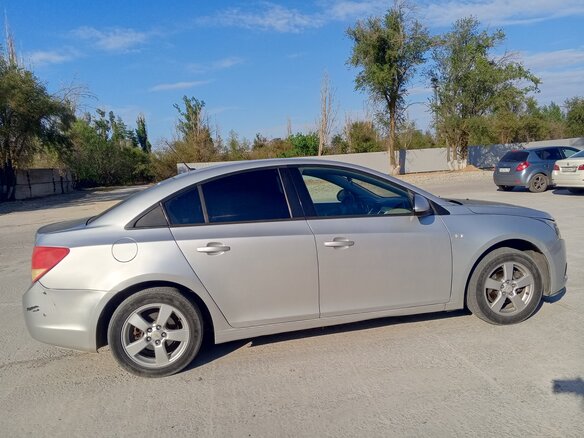 2010 Chevrolet Cruze I, серебристый, 650000 рублей - вид 1