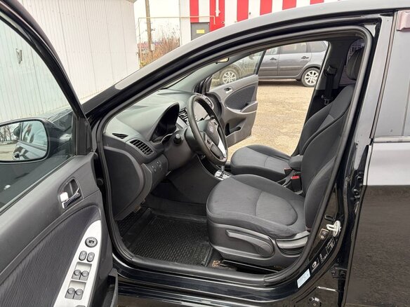 2013 Hyundai Solaris I, чёрный, 750000 рублей - вид 8