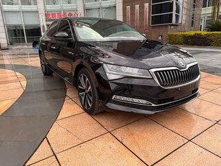 2022 Skoda Superb III Рестайлинг, коричневый, 1650000 рублей, вид 3