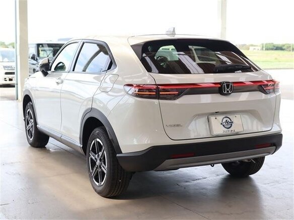 2025 Honda Vezel II Рестайлинг, белый, 2380007 рублей - вид 4