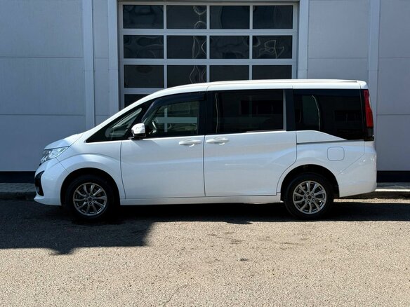 2017 Honda Stepwgn V, белый - вид 1