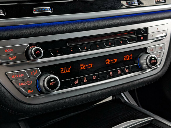 2021 BMW 7 серии Long 750Li xDrive VI (G11/G12) Рестайлинг, синий, 6750000 рублей - вид 26