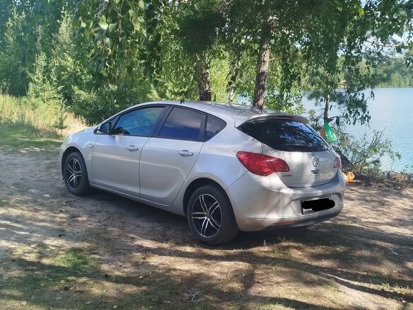 2013 Opel Astra J Рестайлинг, серебристый, 620000 рублей - вид 1