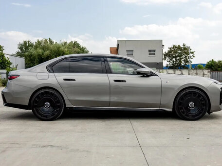 2025 BMW 7 серии 740i xDrive VII (G70), серый, 12840000 рублей, вид 4