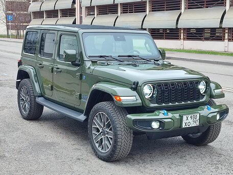 2023 Jeep Wrangler 4xe IV (JL) Рестайлинг, зелёный, 7200000 рублей, вид 3