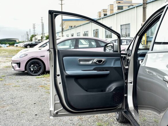 2025 Aion Y Plus 68.2 kWh, серый, 1710000 рублей - вид 15