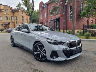 2024 BMW 5 серии 530i xDrive VIII (G60/G61/G68), серый, 7390000 рублей, вид 5