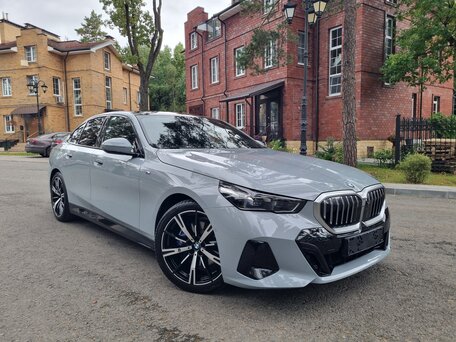 2024 BMW 5 серии 530i xDrive VIII (G60/G61/G68), серый, 7250000 рублей, вид 5
