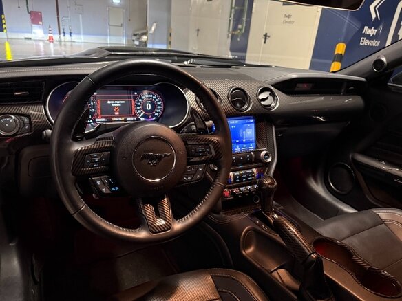 2022 Ford Mustang VI Рестайлинг, чёрный, 5900000 рублей - вид 3