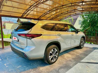 2020 Toyota Highlander IV (XU70), серый, 3850000 рублей, вид 3