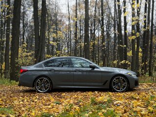 2022 BMW 5 серии M550i xDrive VII (G30/G31/G38) Рестайлинг, серый, 8300000 рублей, вид 4