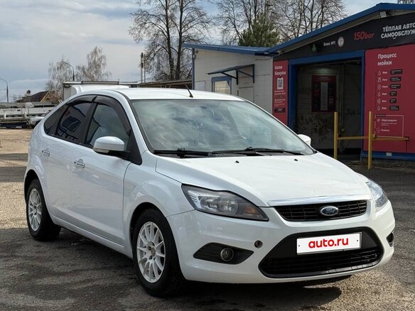 2010 Ford Focus II Рестайлинг, белый, 400000 рублей - вид 3