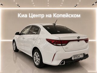 2021 Kia Rio IV Рестайлинг, белый, 1645000 рублей, вид 3