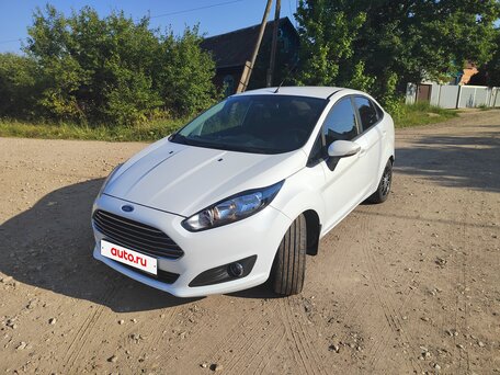 2016 Ford Fiesta Mk6 Рестайлинг, белый, 830000 рублей, вид 1