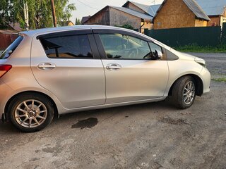 2011 Toyota Vitz III (XP130), серебристый, 850000 рублей, вид 2