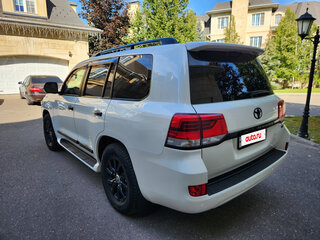 2017 Toyota Land Cruiser 200 Series Рестайлинг 2, белый, 19000000 рублей, вид 5
