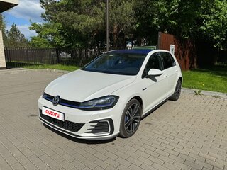 2019 Volkswagen Golf GTE VII Рестайлинг, белый, 2250000 рублей, вид 3