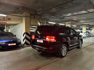 2017 Toyota Land Cruiser 200 Series Рестайлинг 2, чёрный, 4300000 рублей, вид 4