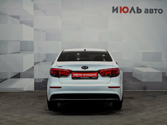 2016 Kia Rio III Рестайлинг, белый, 1000000 рублей - вид 5