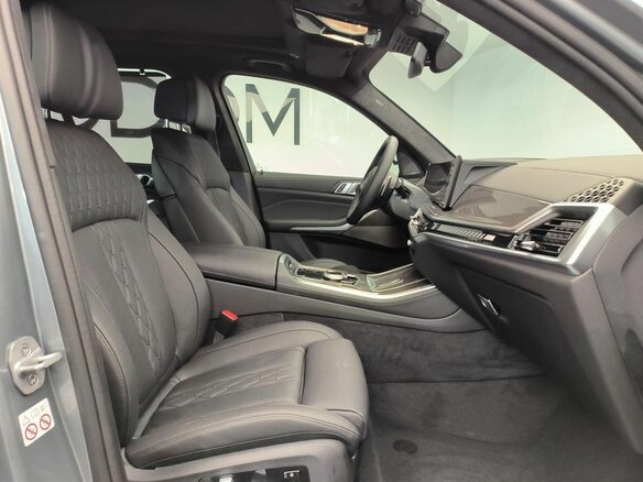 2025 BMW X5 M60i IV (G05/G18) Рестайлинг, серый - вид 7