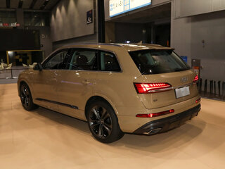 2026 Audi Q7 45 TFSI II (4M) Рестайлинг 2, бежевый, 7700000 рублей, вид 5