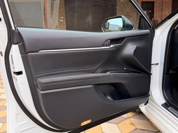 2021 Toyota Camry VIII (XV70) Рестайлинг, белый, 3000000 рублей - вид 12