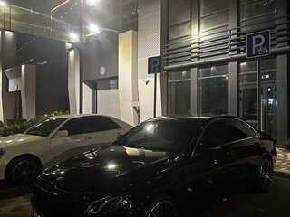 2018 Mercedes-Benz E-Класс 220 d V (W213, S213, C238), чёрный, 3000000 рублей, вид 4