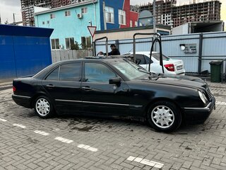 1999 Mercedes-Benz E-Класс 240 II (W210, S210) Рестайлинг, чёрный, 150000 рублей, вид 3