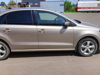 2017 Volkswagen Polo V Рестайлинг, золотистый, 1499999 рублей, вид 2