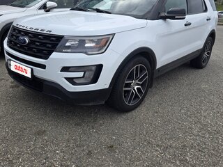 2017 Ford Explorer V Рестайлинг, белый, 2440000 рублей, вид 1