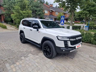 2021 Toyota Land Cruiser 300 Series, белый, 8000000 рублей, вид 1