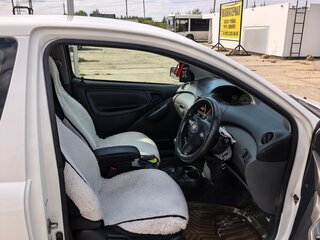 2003 Toyota Vitz I (P10), белый, 350000 рублей, вид 5