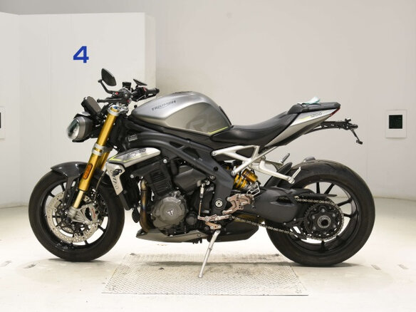 2022 Triumph Speed Triple, серый, 1270000 рублей - вид 1