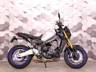 2023 Yamaha MT-09 (FZ-09), серебристый, 1099000 рублей, вид 3