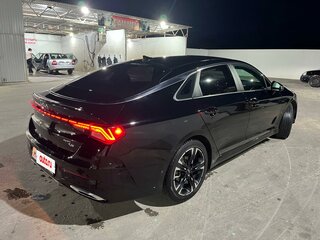 2021 Kia K5 III, чёрный, 2000000 рублей, вид 3