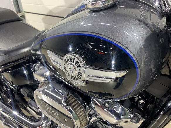 2021 Harley-Davidson Fat Boy, серый, 1849000 рублей - вид 12