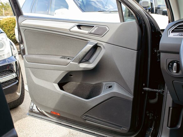 2019 Volkswagen Tiguan II, чёрный, 2655000 рублей - вид 11