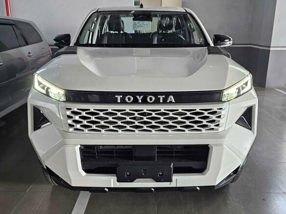 2026 Toyota Hilux IX, белый - вид 1