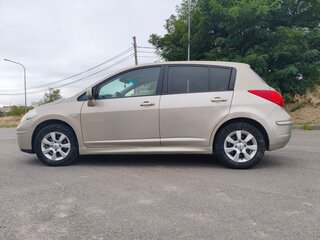 2010 Nissan Tiida I Рестайлинг, коричневый, 850000 рублей, вид 3