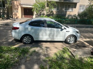 2014 Kia Rio 5-speed III, белый, 620000 рублей, вид 2