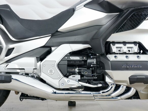 2024 Honda GL 1800 Gold Wing, серебристый, 3149000 рублей - вид 9