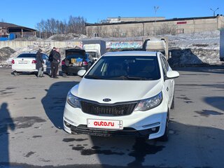 2017 Kia Rio III Рестайлинг, белый, 850000 рублей, вид 1