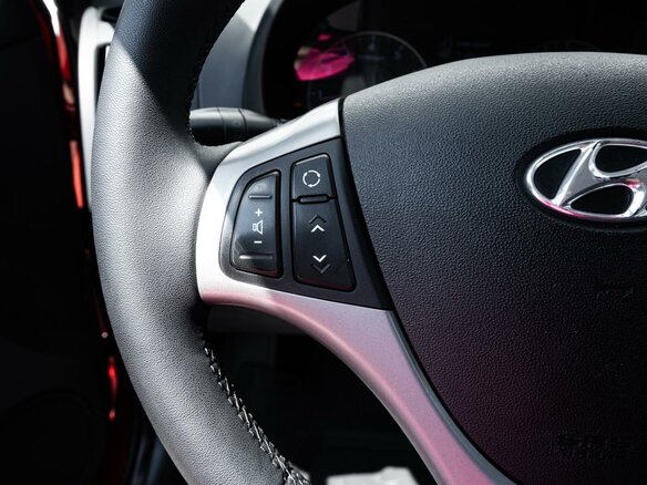 2011 Hyundai i30 I Рестайлинг, красный - вид 17