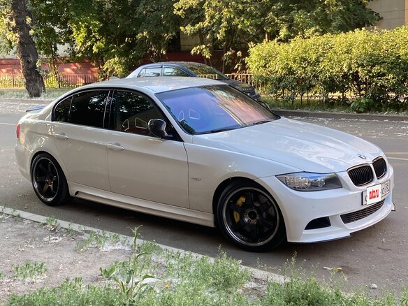 2010 BMW 3 серии 330i V (E90/E91/E92/E93) Рестайлинг, белый, 3000000 рублей - вид 5