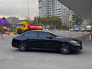 2025 BMW 5 серии Long 530Li xDrive VIII (G60/G61/G68), чёрный, 7250000 рублей, вид 1