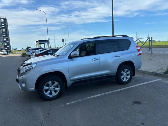 2014 Toyota Land Cruiser Prado 150 Series Рестайлинг 1, серебристый, 3150000 рублей - вид 10