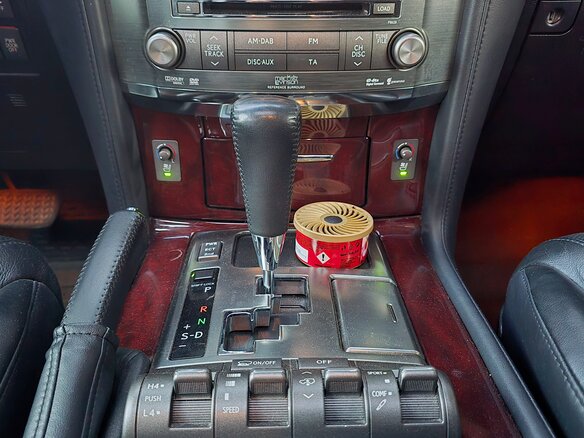 2011 Lexus LX 570 III, золотистый, 4700000 рублей - вид 13