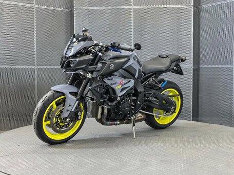 2017 Yamaha MT-10, серый, 989000 рублей, вид 4