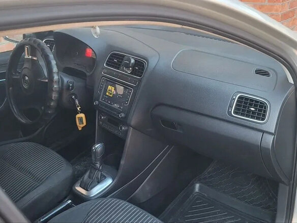 2013 Volkswagen Polo V, золотистый, 875000 рублей - вид 10