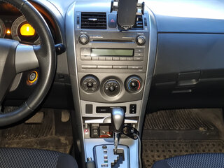 2011 Toyota Corolla X (E140, E150) Рестайлинг, чёрный, 1300000 рублей, вид 3